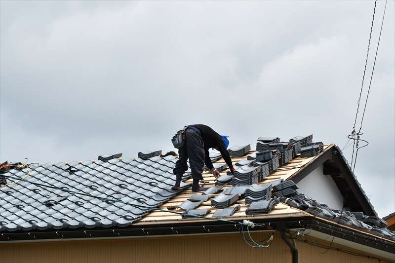 台風等で屋根材が飛んだ際の緊急工事